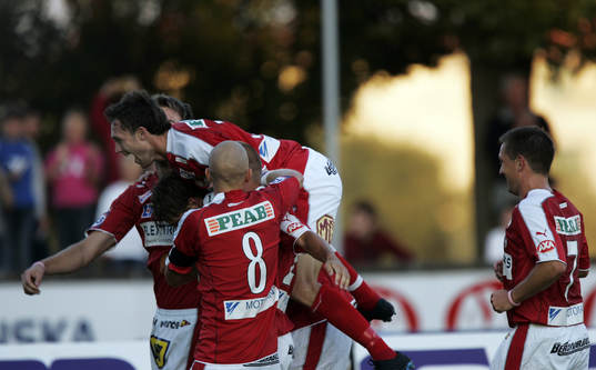1-0, Fredrik Petersson, som grattas av lagkamraterna