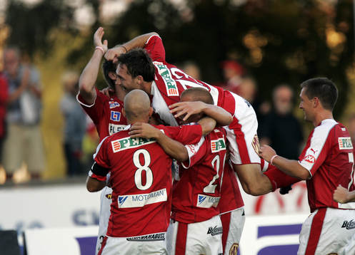 1-0, Fredrik Petersson, som grattas av lagkamraterna