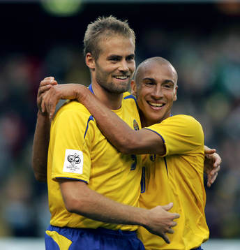 Olof Mellberg och Henrik Larsson, Sverige, jubel