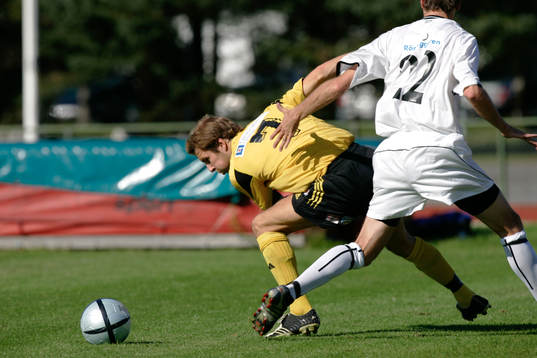 Mikael Dahlgren vänder bort en spelare
