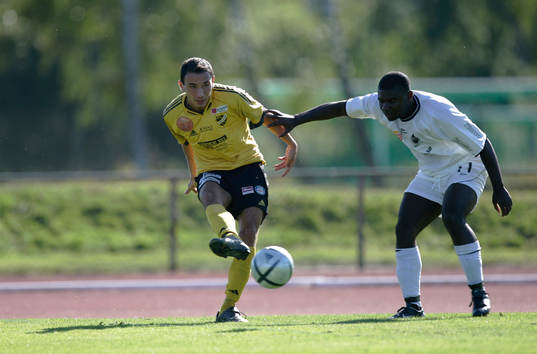 Burim Rexhepi bredsida förbi Mike Owusu