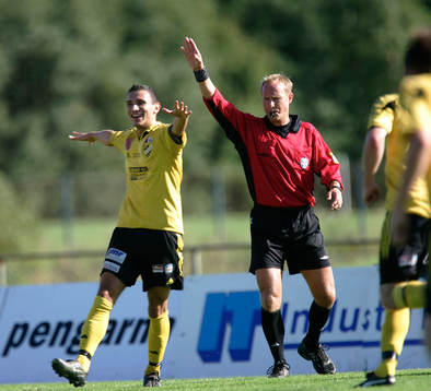 Måljubel, Burim Rexhepi och domaren pekar