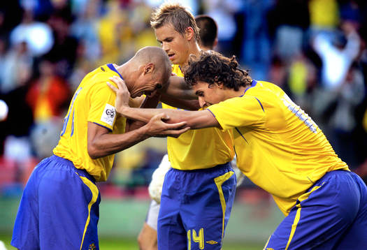 Henrik Larsson och Zlatan ibrahimovic strechar med varandra
