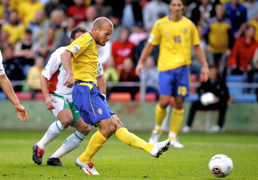Fredrik Ljungberg sparkr in 1-0