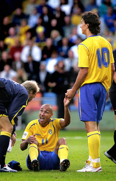 Zlatan Ibrahimovic hjälper Henrik Larsson