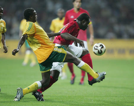 Aaron Mokoena och Gerald Asamoah