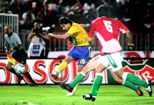Zlatan Ibrahimovic drar på sitt skott som går in i mål