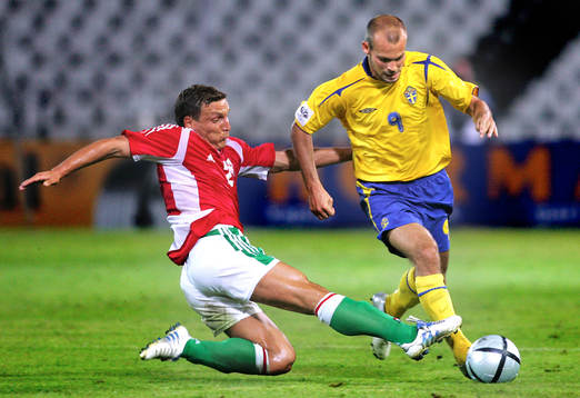 Laszlo Bodnar glidtacklar Fredrik Ljungberg