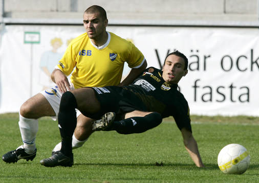 Burim Rexhepi trycks ner av en Malmö-spelare