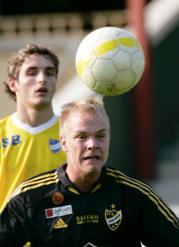 Niklas Fischer nickar undan