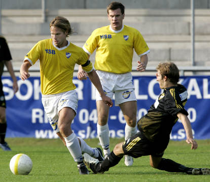 Martin Abrahamsson glidtacklas av Mikael Dahlgren.