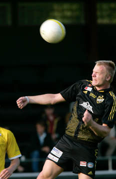 Niklas Fischer nickar undan