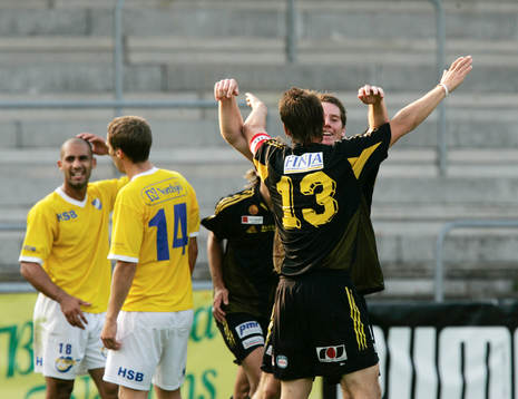 Johan Persson, IFK Hässleholm har gjort mål och grattas