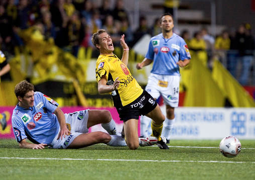Daniel Alexandersson fälls av Magnus Wikström
