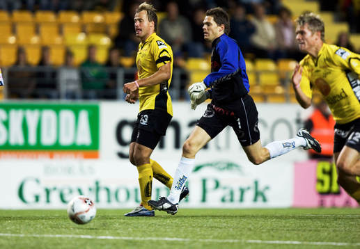 Hasse Berggren och Joakim Sjöhage, springer förbi Mattias
