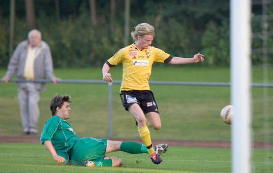 Mikael Larsson nära göra mål