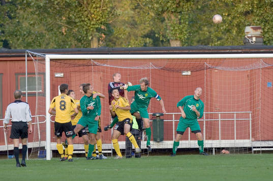 Klungspel framför Stefan Paulsson i IFK:s mål