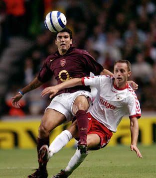 Arsenals Jose Antonio Reyes och Alen Orman, Thun