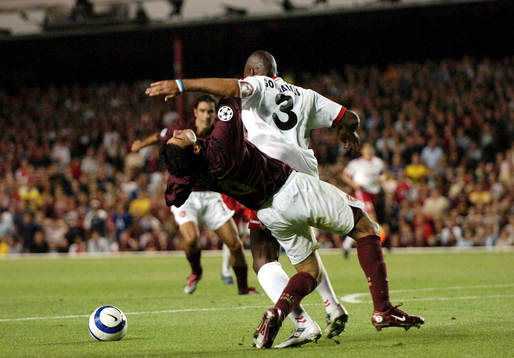 Arsenals Jose Antonio Reyes slås ner av Jose Gonclaves,