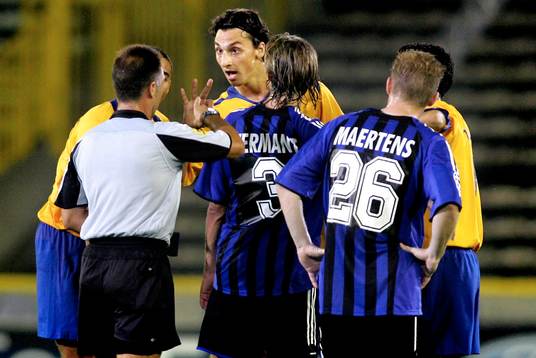 Zlatan Ibrahimovic är framme och argumenterar med domaren