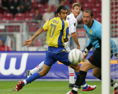 Jon Dahl Tomasson, Stuttgart, gör 1-0