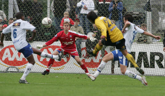 Pavel Zavadil gör 3 - 2. Andreas Lindberg, målvakt,