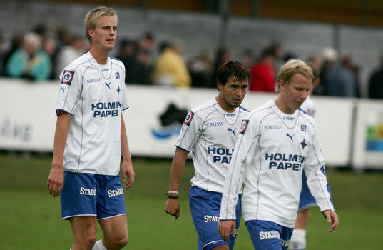 Deppade Norrköpingsspelare lämnar planen. Depp