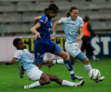 Lotta Schelin tar sig fram mellan Formiga och Therese