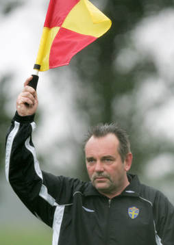 Småklubb. Linjeman, linjeflagga, linjedomare, flagga
