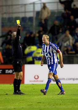 Håkan Mild förgrymmad på Peter Fröjdfeldt vid 1-2, Mild