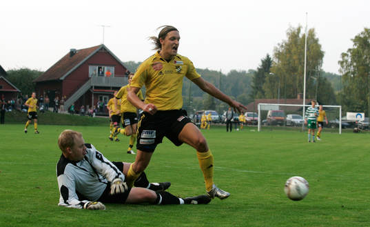 Peter Eriksson blir nergjord av målvakten i VMA, domaren