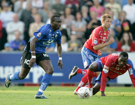 Yaw Preko, Halmstad och Atiba Hutchinson, Helsingborg på