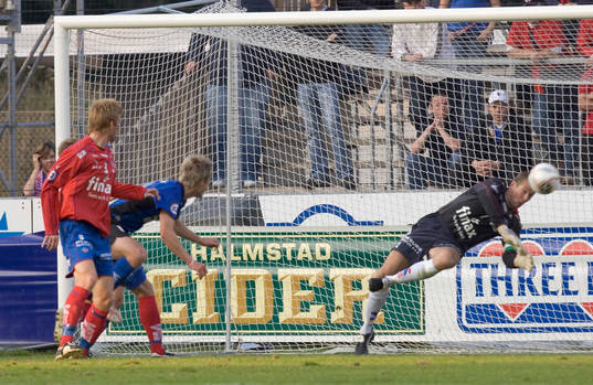 1-0, Gunnar Heidar Thorvaldsson bakom Daniel Andersson
