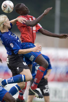 Per Johansson tar tag i Olivier Karekezi och stoppar honom