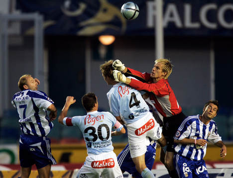 Mattias Asper, målvakt, boxar bort bollen