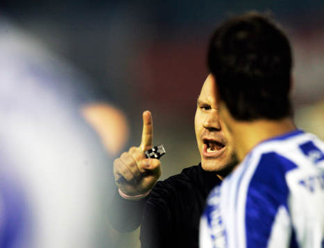 Domaren Jonas Eriksson pekar finger
