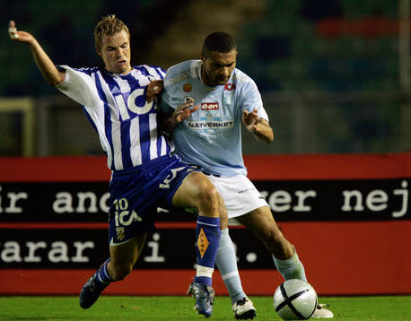 Niclas Alexandersson stoppar Afonso Alves