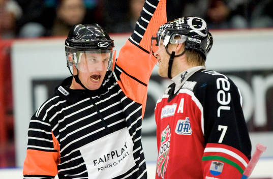 Domare Harald Vinnerborg höjer rösten mot Jesper Damgaard