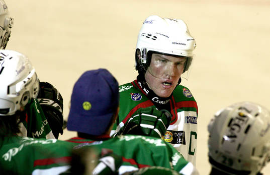 Kenny Jönsson grattas av lagkamraterna