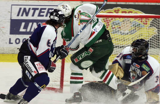 Rögles Mikael Gath nära att få pucken i mål