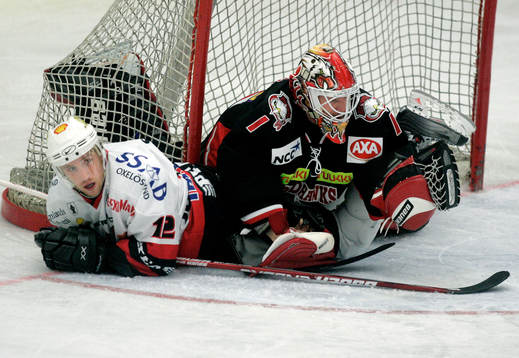 Daniel Johansson, Nyköping, ramlade in över Corey Hirsch