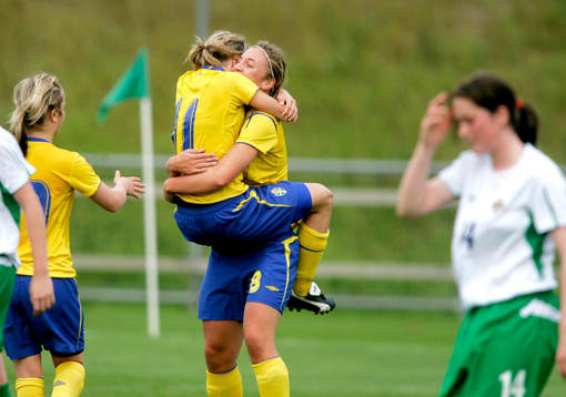 Johanna Andersson hoppar i famnen på Elin Sandgren,