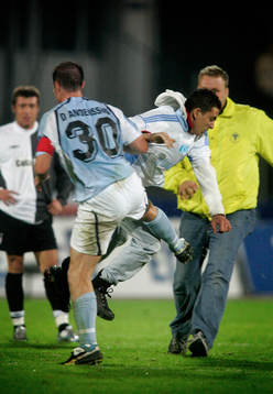 Daniel Andersson, Malmö, sparkar ner en turkisk supporter
