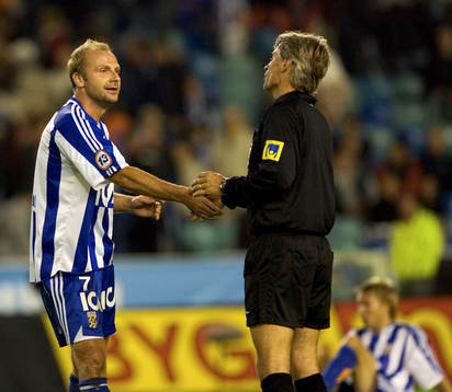 Håkan Mild, hälsar på domare Peter Fröjdfeldt
