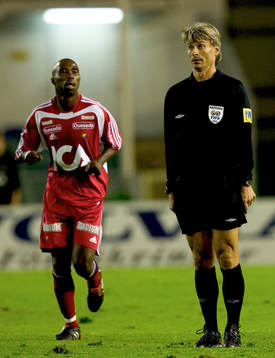 Siyabonga Nomvethe och Peter Fröjdfeldt, domare