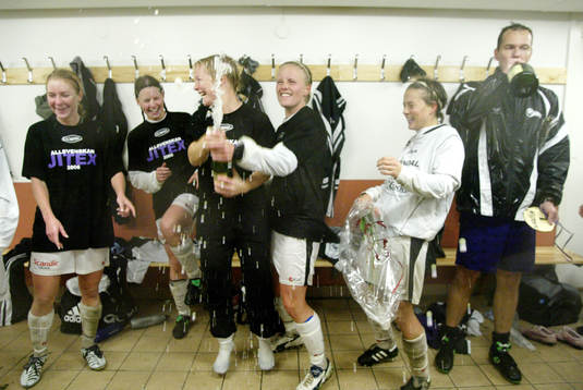 Jitex firar med champagne. Glädje, jubel. Klara för
