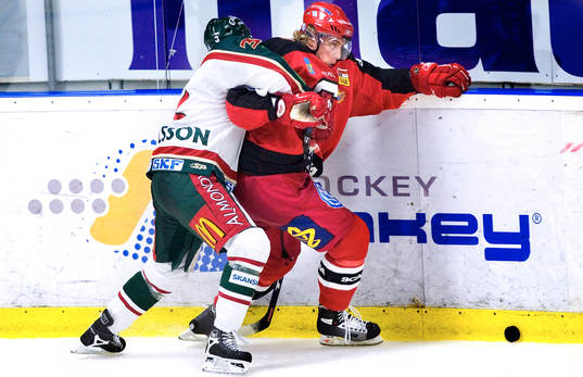 Anze Kopiter med Sebastian Karlsson på ryggen