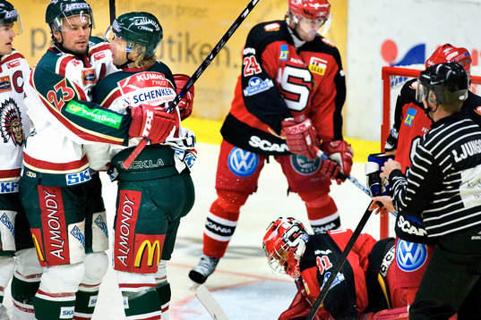 Tomi Kallio kramas om av Ronnie Sundin