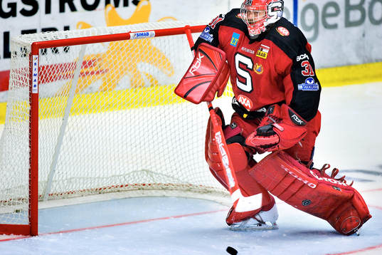 Magnus Lindqvist, målvakt Södertälje slår ut pucken