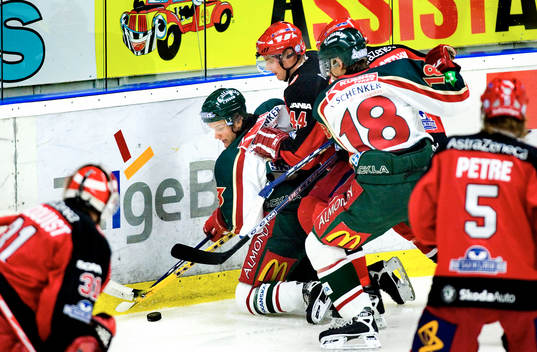 Sebastian Karlsson trycks upp i sargen av Timmy Pettersson,